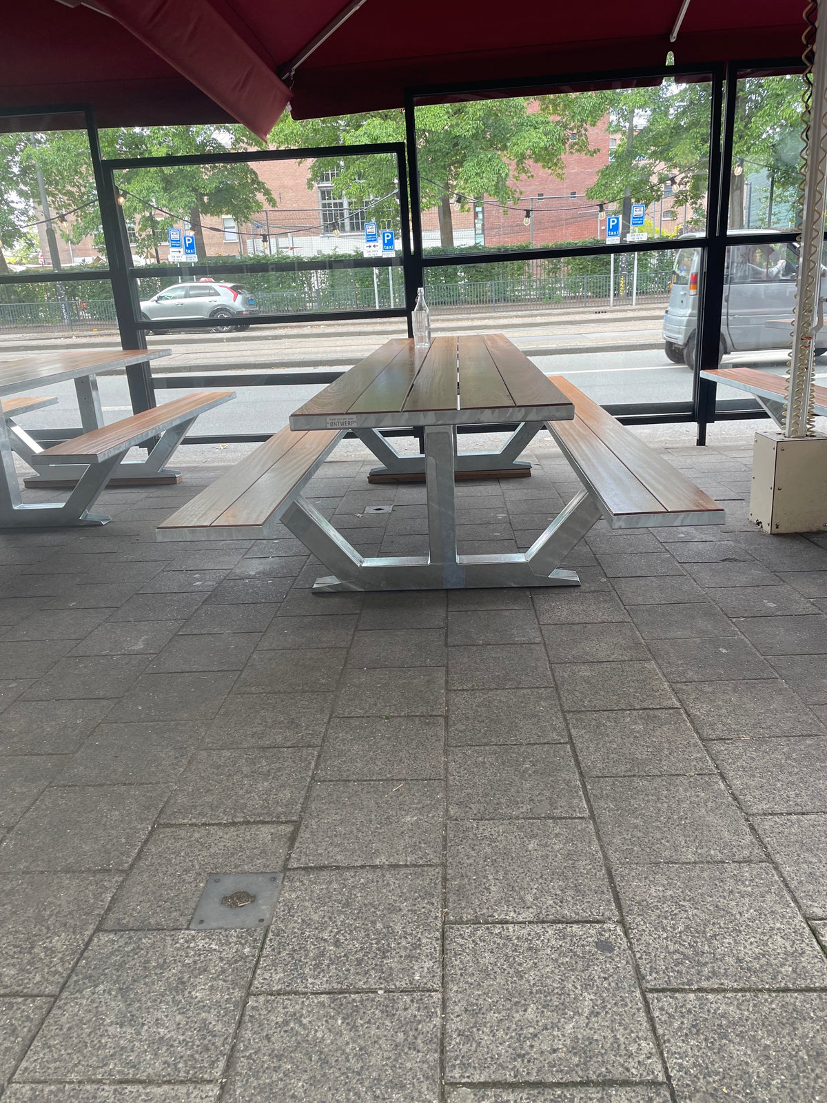 Picknicktafels Anker op het terras van Café Lomans, Amsterdam