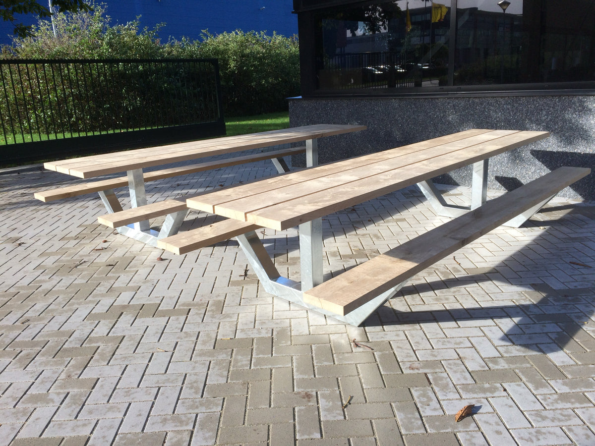 Rij picknicktafels Anker bij Cascando meubelproducties, Duiven