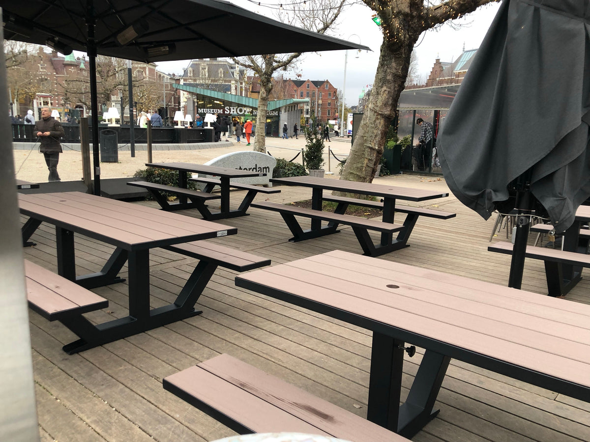 Zwarte picknicktafels Anker met composiet blad bij Cobra Café, Amsterdam