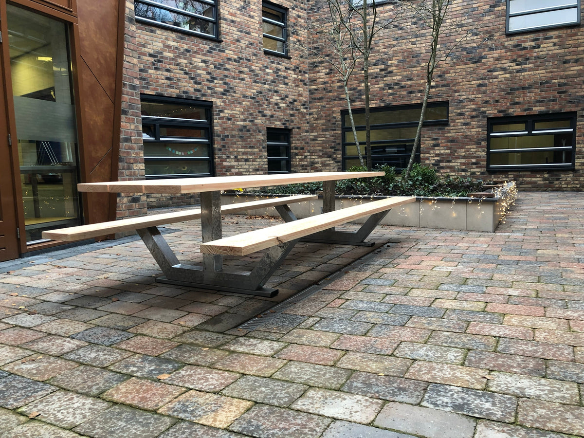 Picknicktafel Anker op de binnenplaats van VSO De Lasenberg, Soest