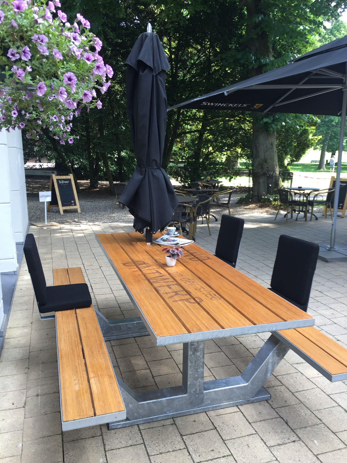 Picknicktafel Anker met rugleuningen op het terras van restaurant De Palatijn, Arnhem