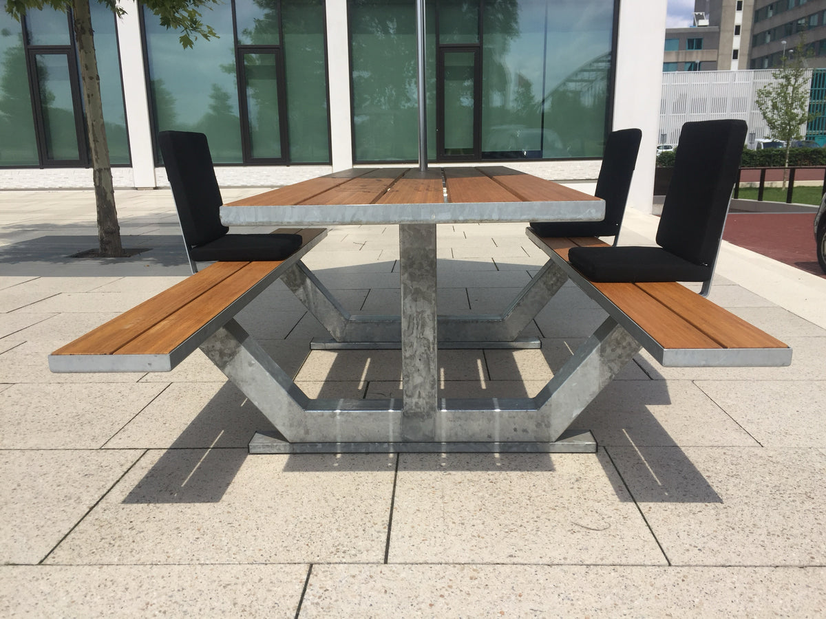 Picknicktafel Anker met rugleuningen op het plein van het Provinciehuis, Arnhem